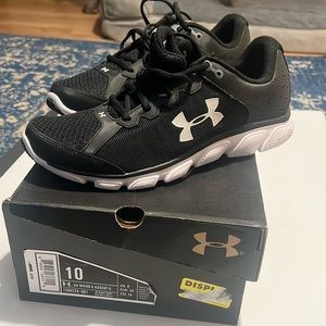NEW IN BOX MENS UA MICRO G ASSERT 6  UNDER ARMOUR  RUNNING SHOES SIZE 10 BLACK